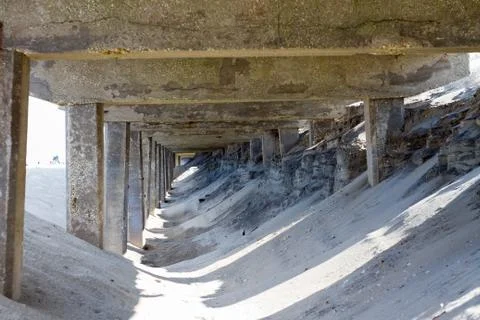 Concrete structure on the beach. Foto stock