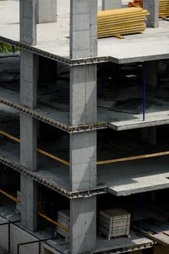 Concrete structure of a multi-story building under construction with material 库存照片