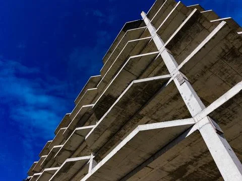 Concrete structure under blue sky shows building progress and architectural Stockfoto's