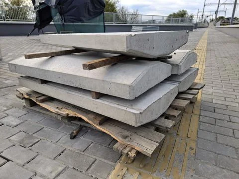 Concrete structures, blocks for supporting metal railings on railroad platform Foto stock