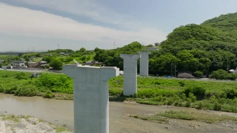 Concrete support columns on partially-completed roadway in countryside Vídeo Stock 243331252
