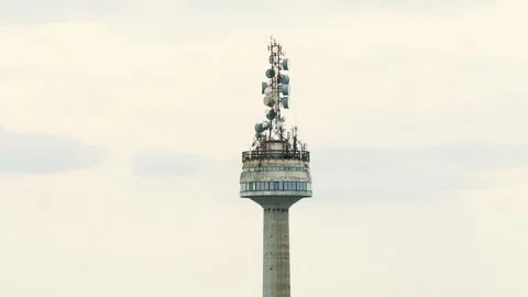 Concrete telecommunications tower with an array of antennas, satellite dishes 库存影片 312926046