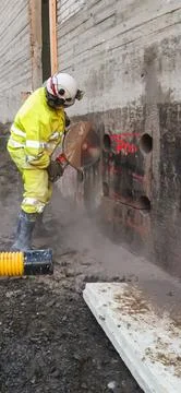 Concrete wall cutting during structural renovation project Foto stock