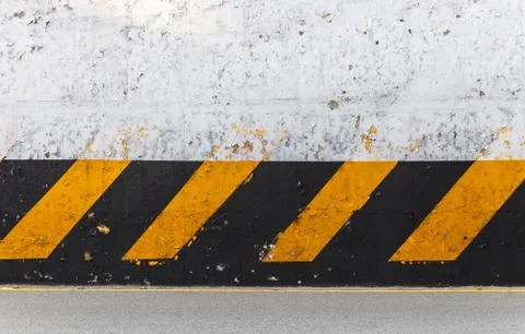 Concrete wall with striped caution pattern Stockfoto's