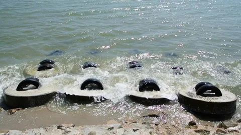 Concrete wheel for slow down wave, Handheld shot Vidéo 79591602
