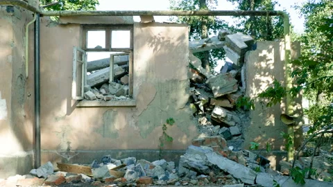 Condemned building. An empty old multi-storey house to be demolished. 4K 库存影片 106722012