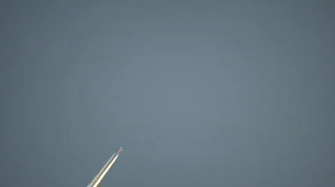 Condensation trails left behind from a passing airplane (High Definition) 스톡 동영상 67798