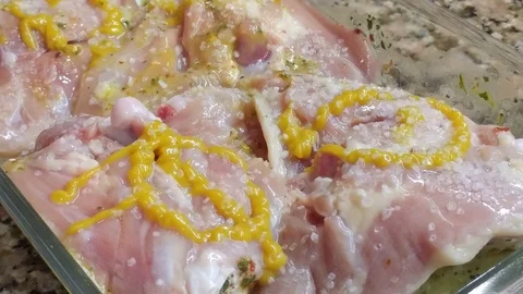 Condimentando pollo Video stock 120362329