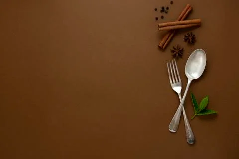 Condiments mock up. Fork and spoon with condiments - cinnamon sticks, anise s Foto stock