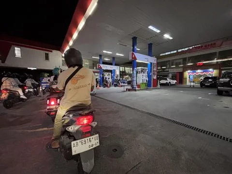 Conditions for refueling after work, relatively long queues Stock Photos