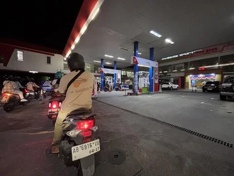 Conditions for refueling after work, relatively long queues Stock Photos