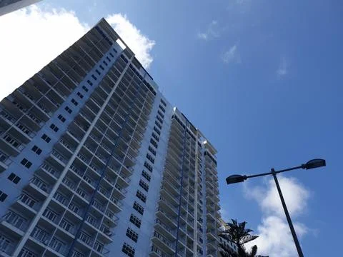 Condo exterior shot on worm's eyeview revealing a clear blue sky Stockfoto's
