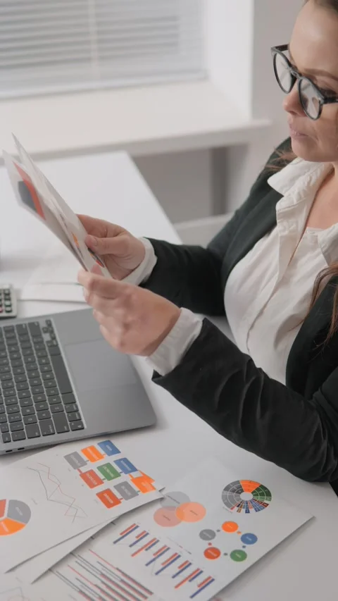 Conducting analysis and reviewing reports in a professional business setting is 스톡 동영상 281152443