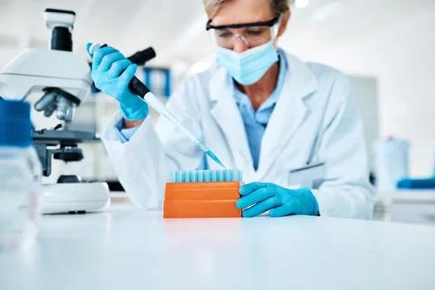 Conducting clinical trials using good clinical practices. a scientist using a Foto stock