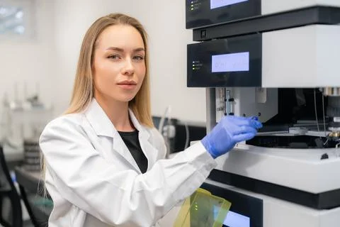 Conducting precise calibration on chromatographic analyzer in pharmaceutical Foto stock