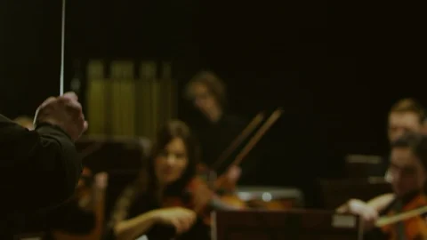 A conductor is conducting with a baton Vidéo 112758686