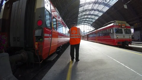 The conductor of the train to Oslo hurries at NSB Bergen train Station Video stock 79548247