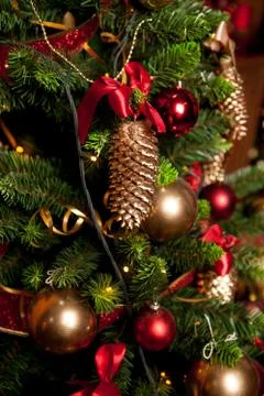 Cone covered with gold leaf. Decorating the Christmas tree Foto stock