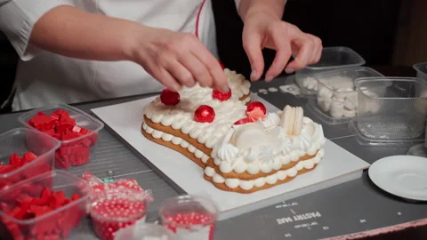 Confectioner conducts master class, teaches step-by-step preparation of cake Video stock 166698285