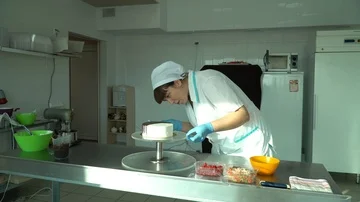 Confectioner decorates cake Stock-Footage 85662269