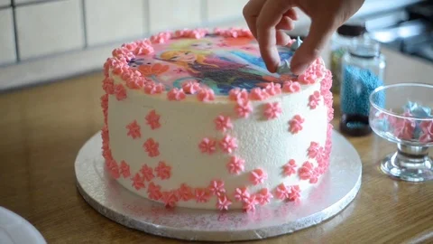 The confectioner decorates a cake meringues Vidéo 70876101