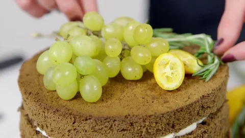 Confectioner decorates cakes 스톡 동영상 70965087