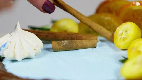 Confectioner decorates cakes 스톡 동영상 70965175
