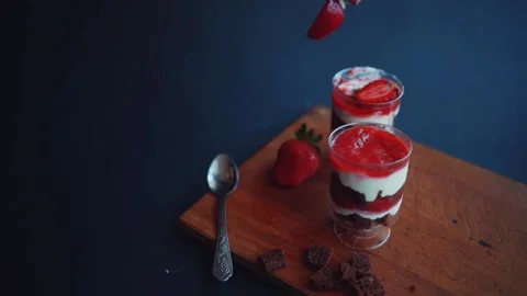 Confectioner decorates dessert 스톡 동영상 163375987