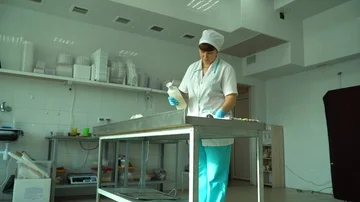 Confectioner pours glaze Stock Footage 85662625