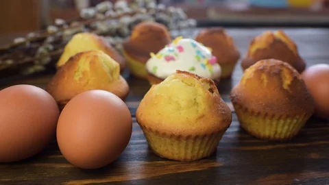 The confectioner prepares Easter cakes and Stock Footage 86660077