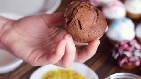 The confectioner prepares Easter cakes and Stock-Footage 86660235
