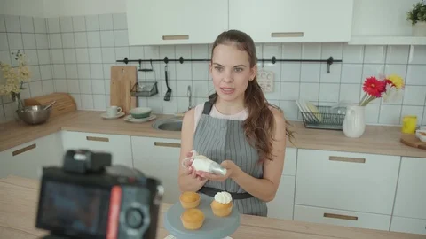 Confectioner records master class - decorating cup-cake with cream Video stock 95138974