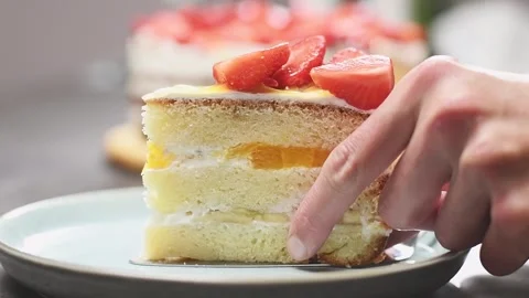Confectioner serves piece of fruit cake. Stock-Footage 153459775