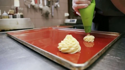 Confectioner squeezes form eclairs Stock-Footage 69944114