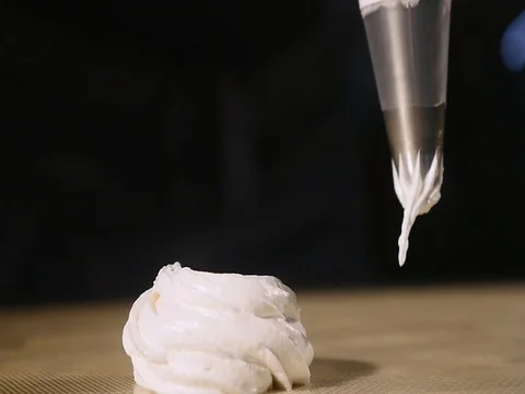 Confectioner from the syringe to push mass in pan for a marshmallow treat. close 스톡 동영상 82443421