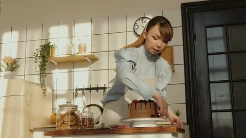 Confectionery chef is decorating cake. Video stock 125826773