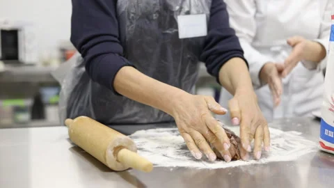 Confectionery master class. The pastry chef teaches girls how to bake. Video stock 121044406