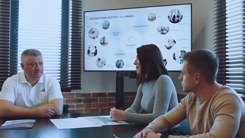 Conference at a large table, presentation at a conference Video stock 237033797