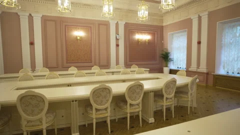 Conference room features soft seating around oval table Stockbeeldmateriaal 316096893