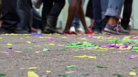 Confetti covered ground of Bourbon street Vídeos de archivo 35868643