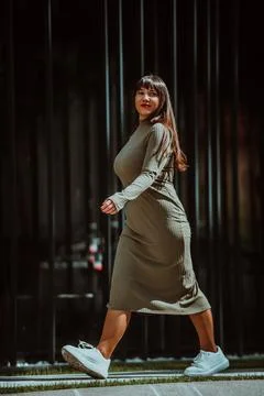 A confident and stylish plus-size woman walking by Stock-Fotos