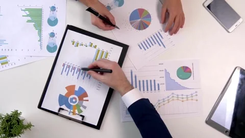 Confident businessman manager present and training diverse corporate and 库存影片 334654077