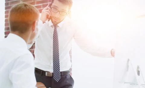 Confident businessman solves work problems 库存照片