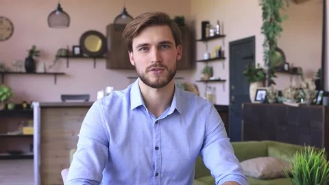 Confident businessman talking to camera making video conference from home. Vidéo 131953912