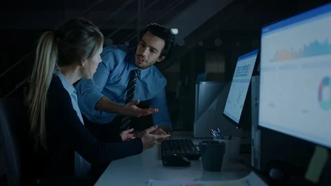 Confident Businessman Uses Desktop Computer, Her Male Manager Explains Tasks 動画素材 106540078