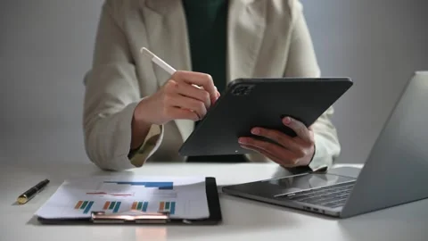 Confident businessman working on laptop,tablet and smartphone at her workpl.. 動画素材 252183286