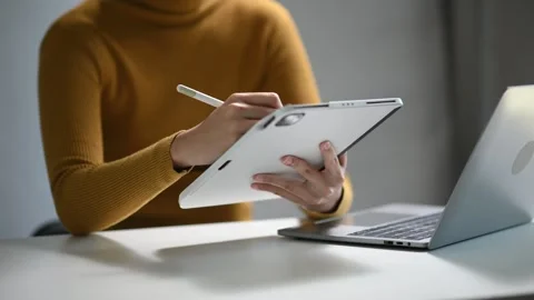 Confident businessman working on laptop,tablet and smartphone at her workpl.. 스톡 동영상 252183663