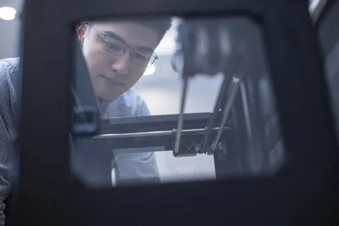  Confident Chinese designer using a 3D printer Beijing China Copyright: xL... Foto stock