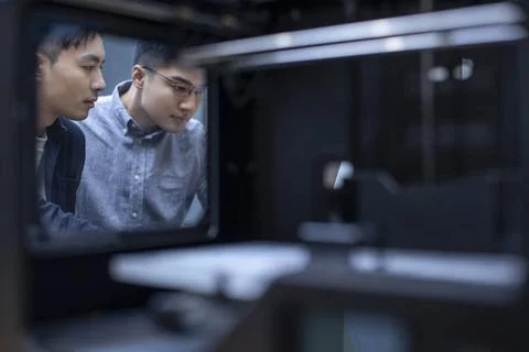  Confident Chinese designers using a 3D printer Beijing China Copyright: x... Foto stock