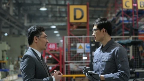 Confident Chinese Manager and engineer talking in factory,HD Vidéo 117906980